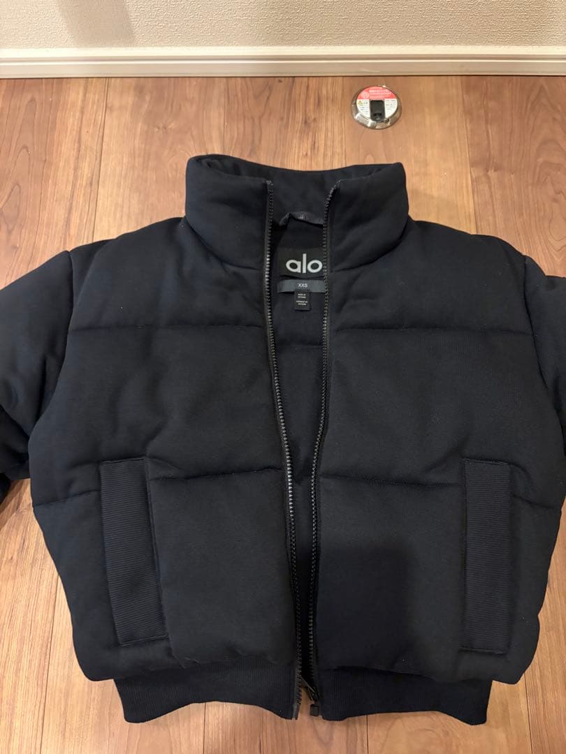 alo ブラック ダウンジャケットショート丈xxs（スウェットシャツ パファー）