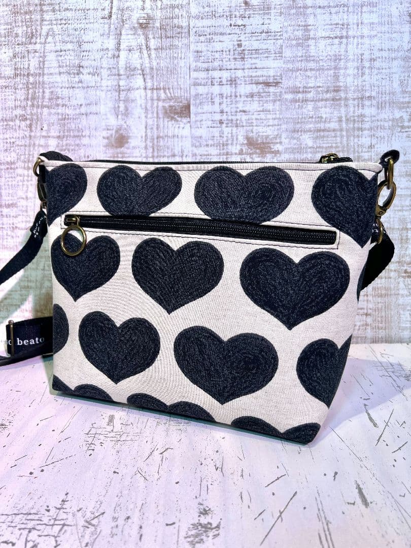 ブラックハート生地♡刺繍のショルダーバッグ♡個性的な黒猫ちゃん