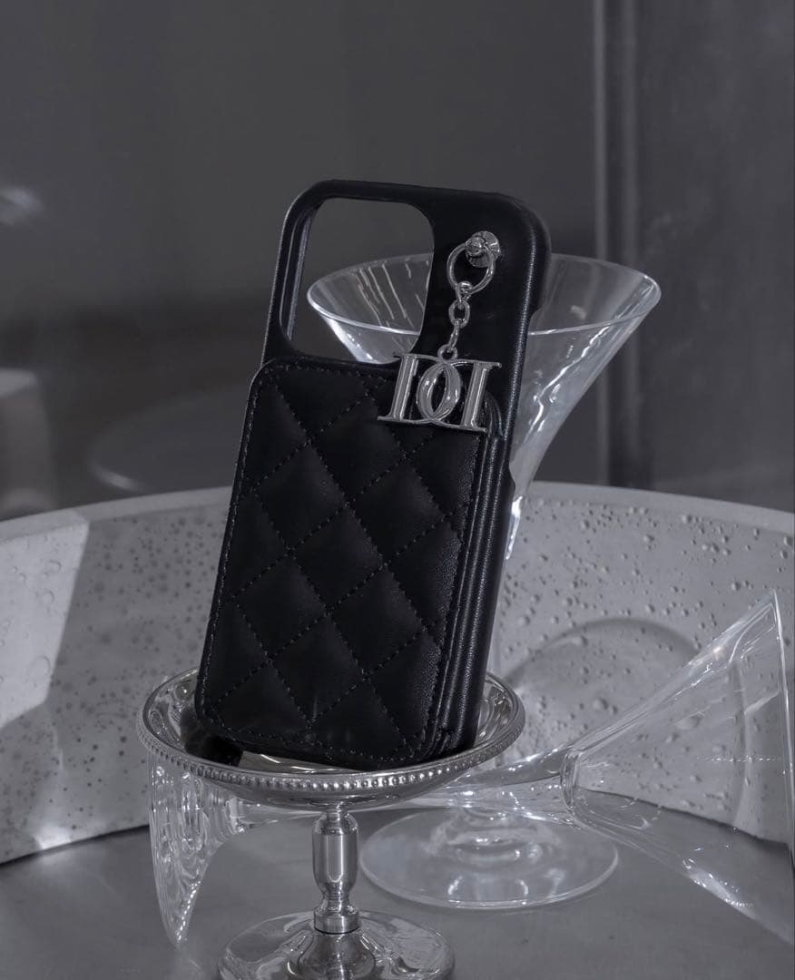 ダーリッチ キルティングミラーDDチャームiPhoneケース 16