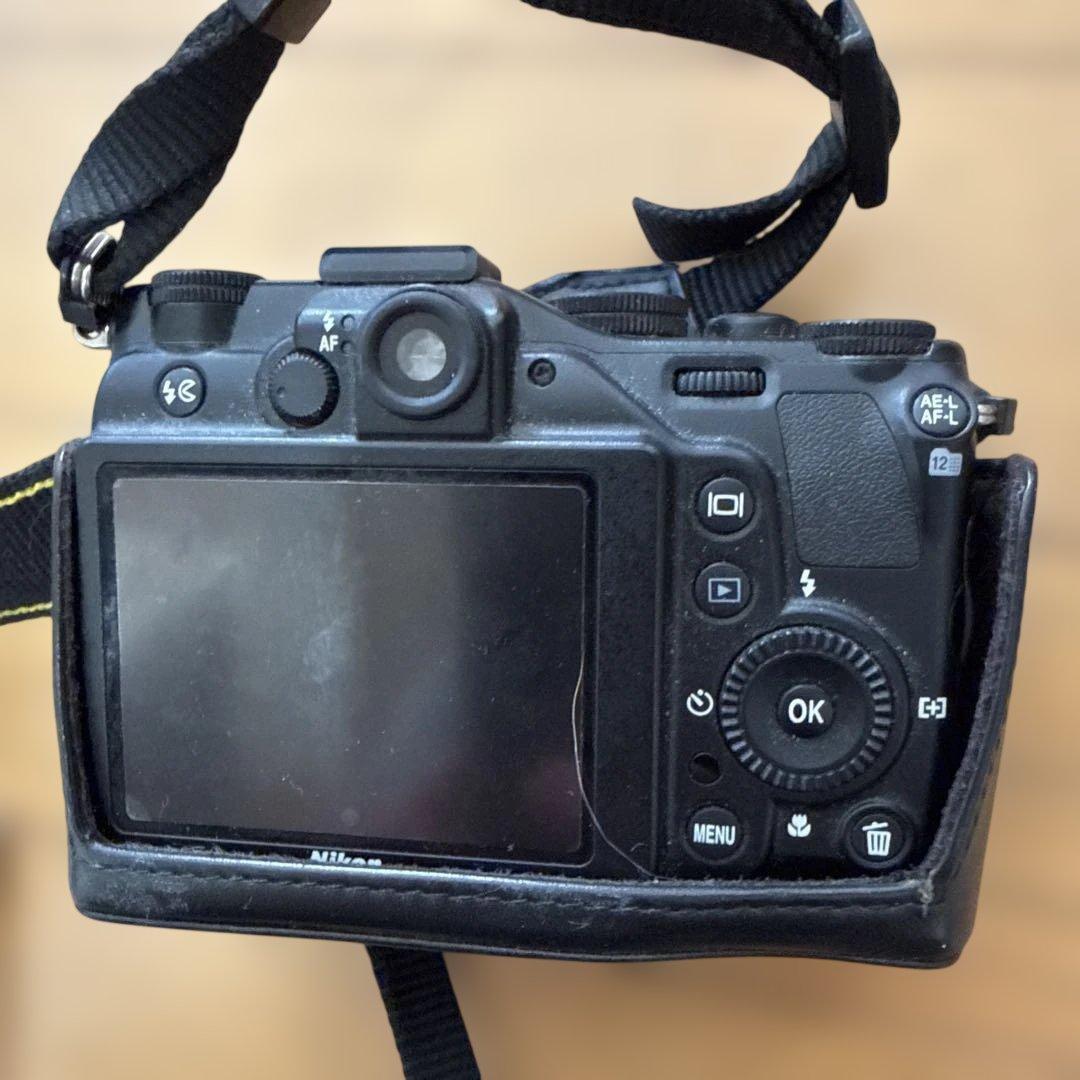 Nikon COOLPIX P7000 本体と付属品