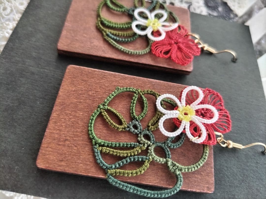 ハイビスカス（赤）、プルメリア、モンステラのハワイアンアクセサリー（しかく型）