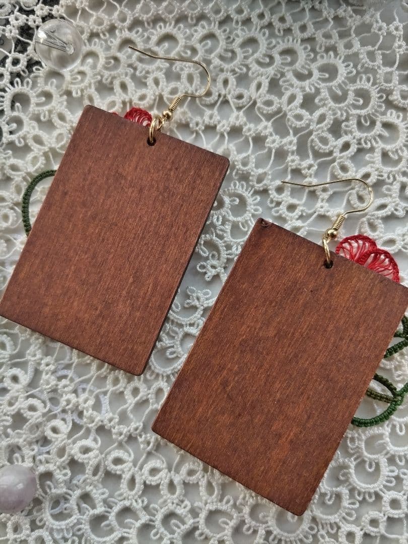 ハイビスカス（赤）、プルメリア、モンステラのハワイアンアクセサリー（しかく型）