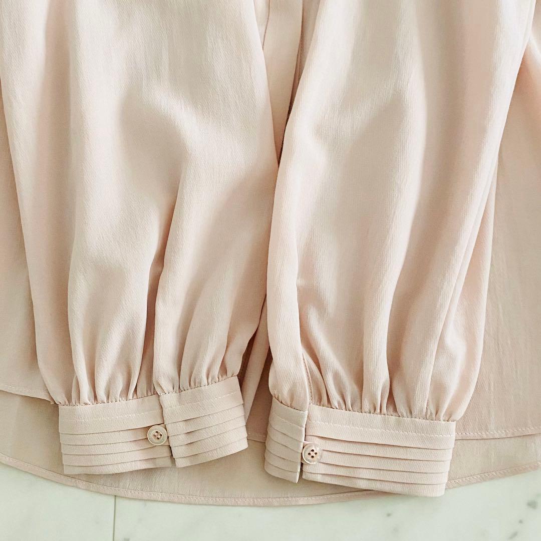 極美品 モラビト ロゴマーク革ワッペン付き ピンタックブラウス ライトピンク