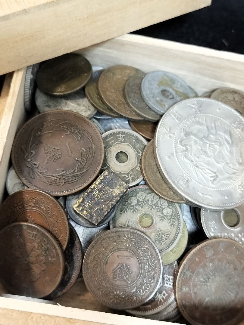 T*o様 古銭雑銭銅銭円銀まとめて桐箱入 古銭近代貨幣穴銭銀貨