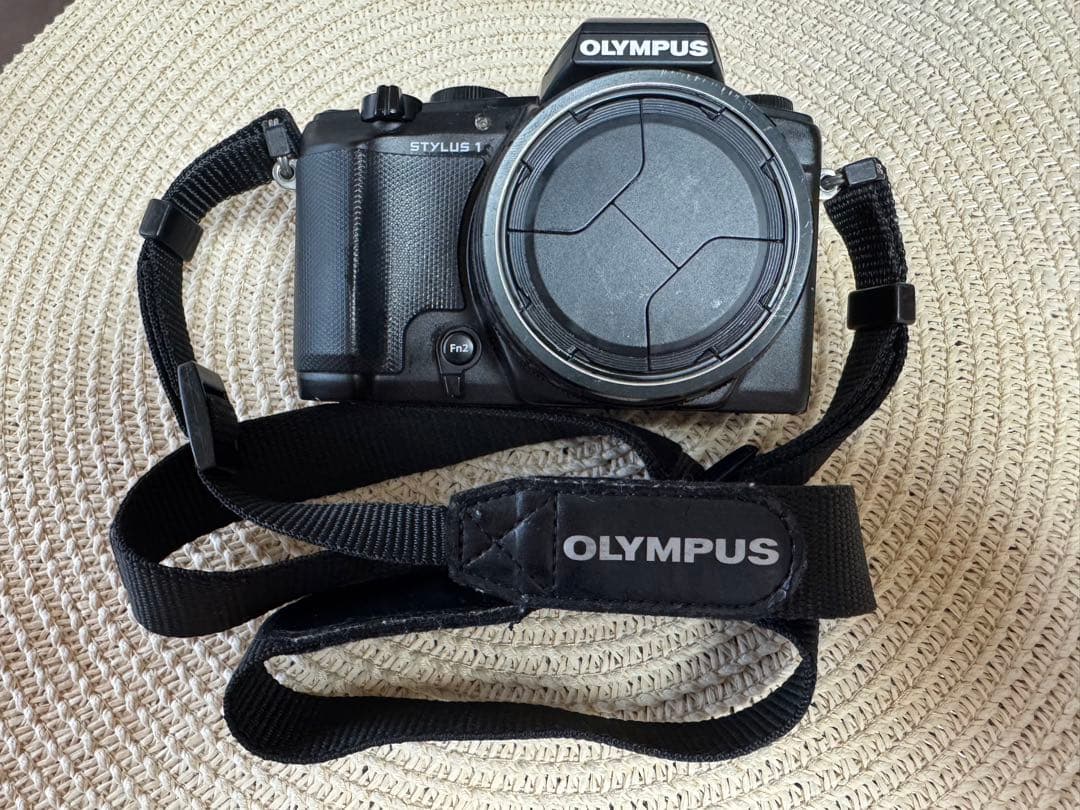 OLYMPUS STYLUS 1 本体 ストラップ 充電器付き