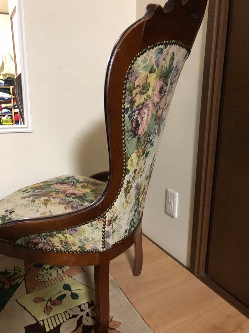 お値下げしましたビンテージ フローラル刺繍の椅子