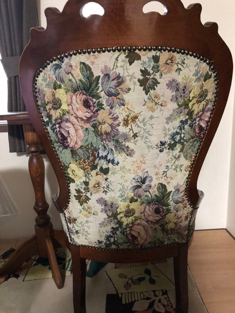 お値下げしましたビンテージ フローラル刺繍の椅子