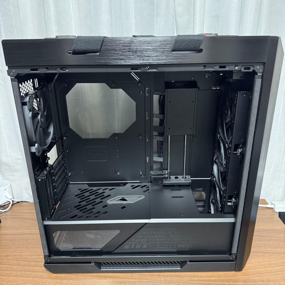 ROG Strix Helios PCケース