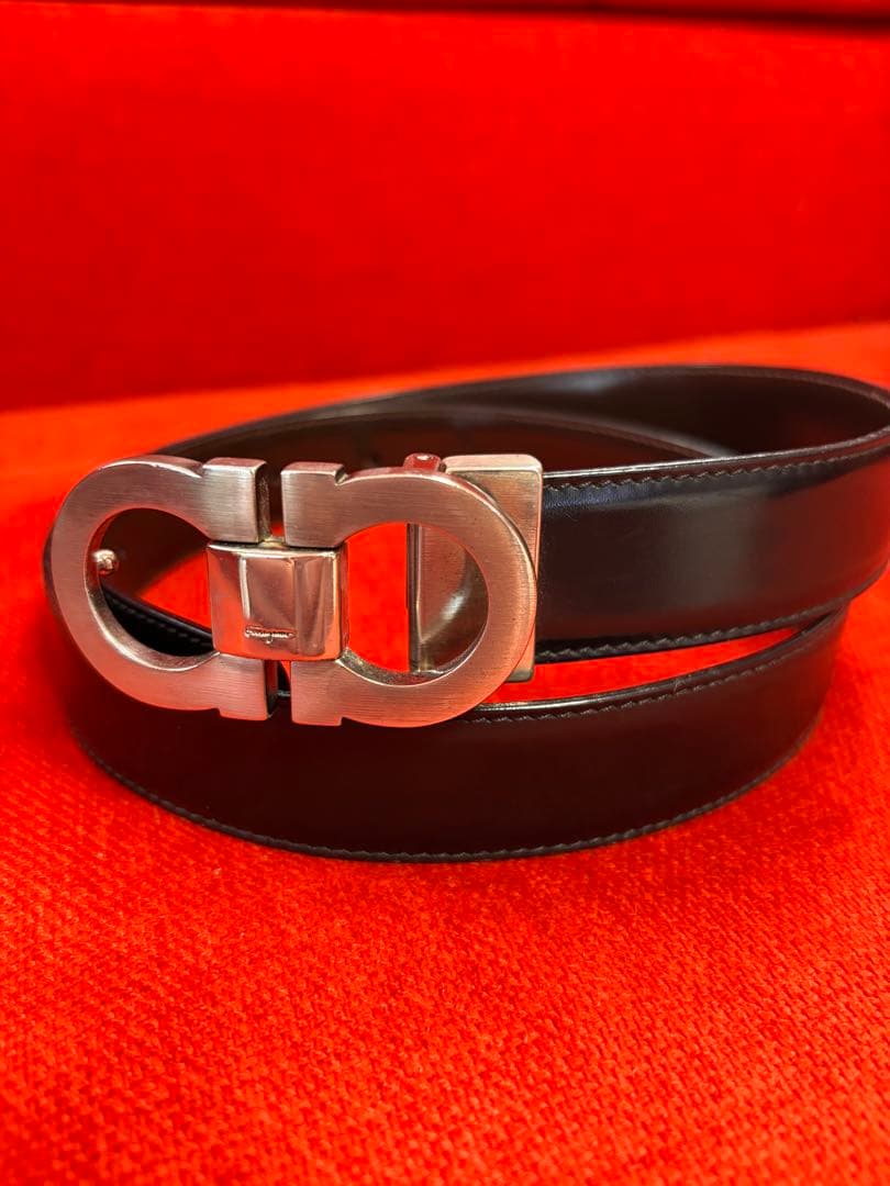 フェラガモリバーシブル 黒レザー ベルト シルバー バックル