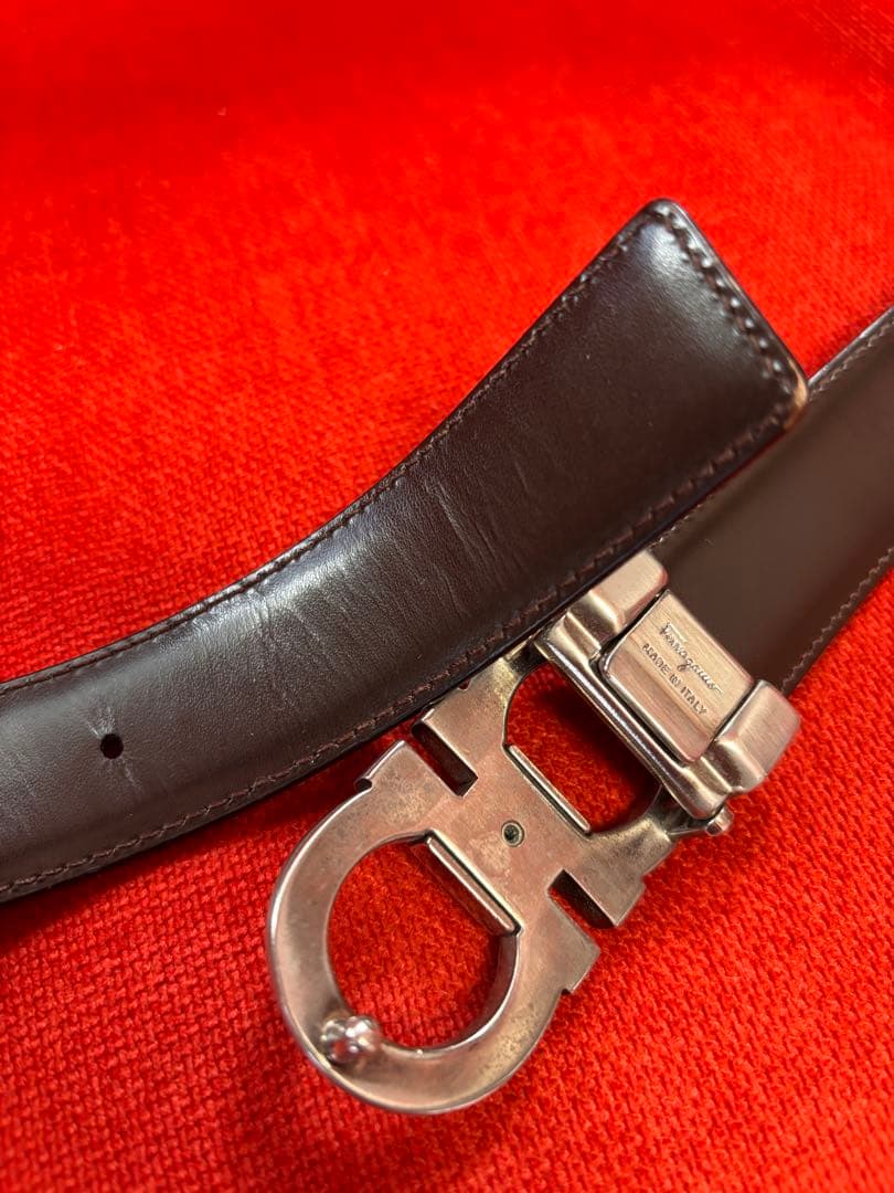 フェラガモリバーシブル 黒レザー ベルト シルバー バックル