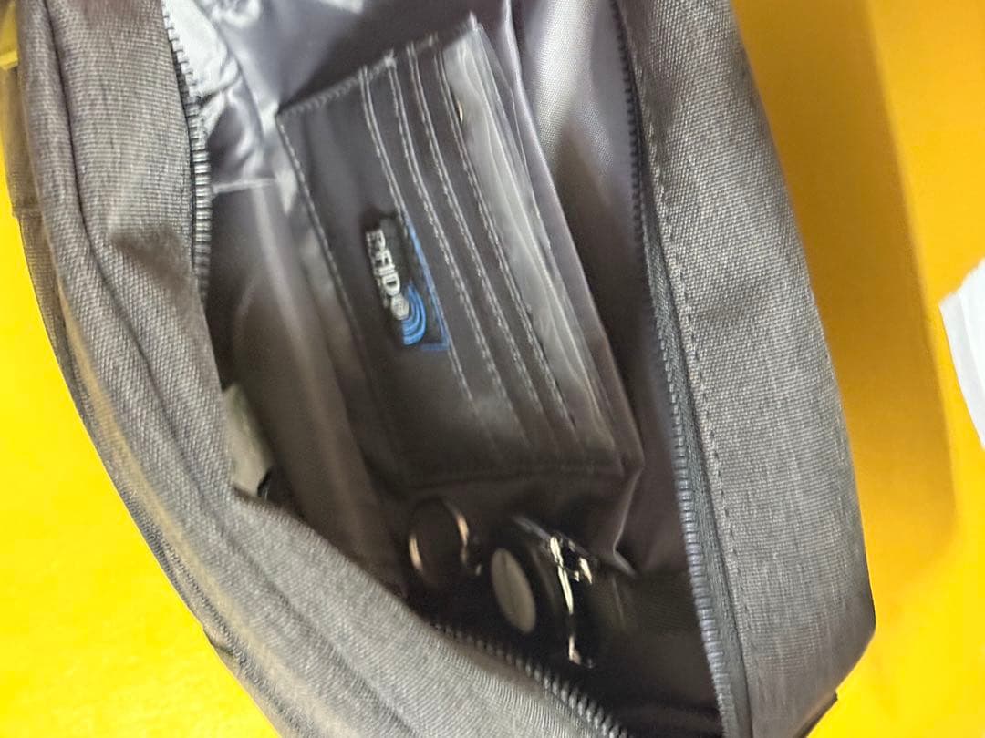 NORDACE オールブラック ボディバッグ