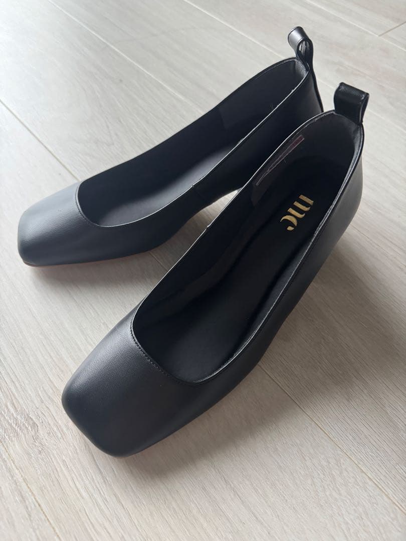 ヒルズアヴェニュー me ブラック スクエアパンプス