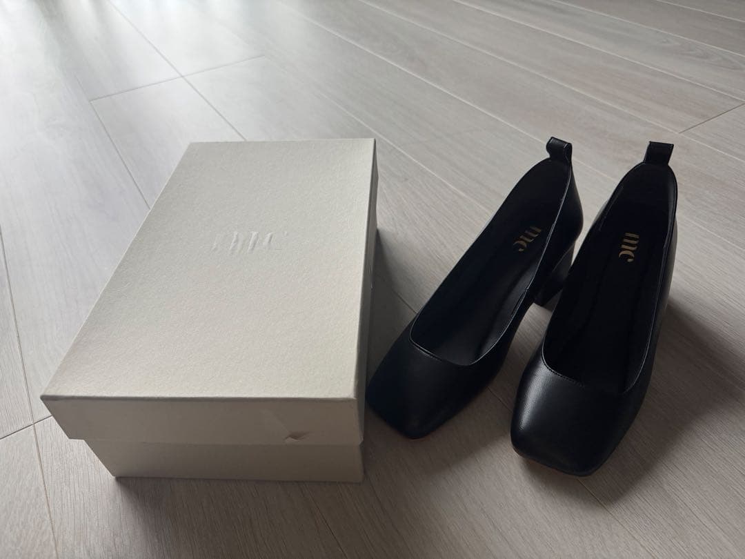 ヒルズアヴェニュー me ブラック スクエアパンプス