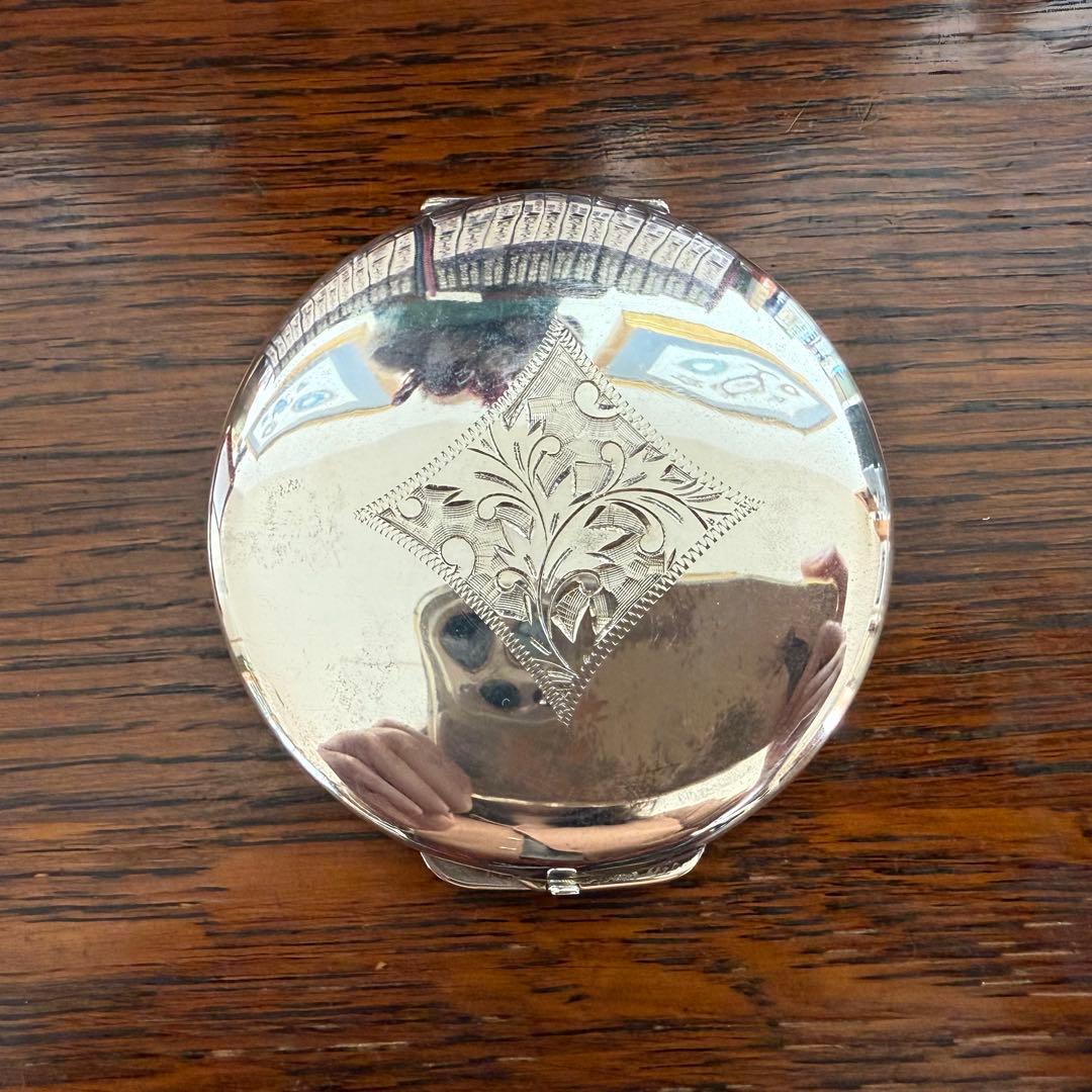 純銀シルバー和彫唐草紋様　コンパクト　共箱