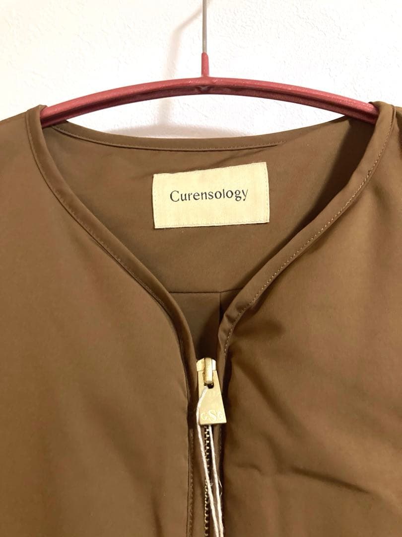 新品未使用Curensology サイドジップノーカラーダウンジャケット