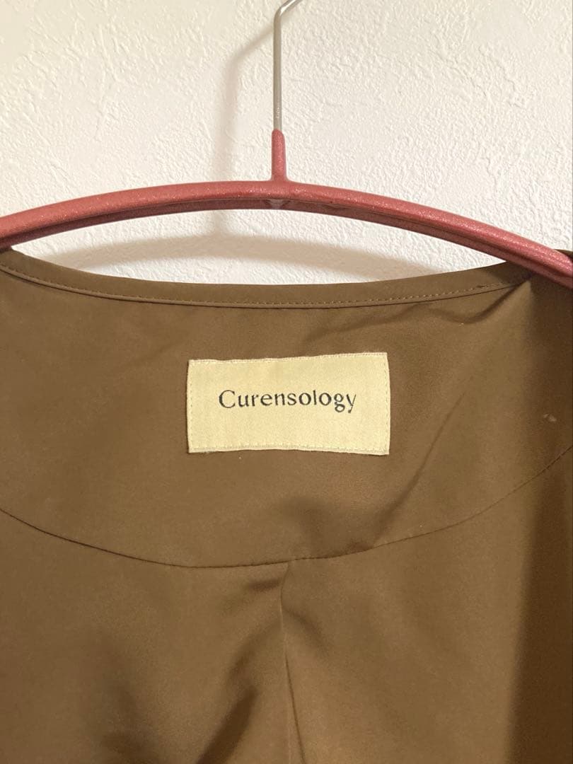 新品未使用Curensology サイドジップノーカラーダウンジャケット