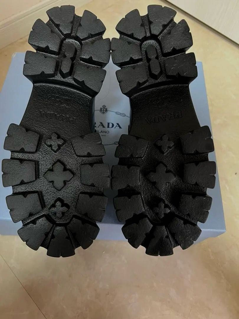 未使用に近い　PRADA ローファー