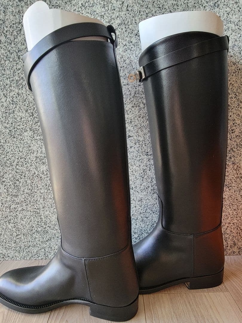 のん　HERMES ブーツ 『ジャンピング』