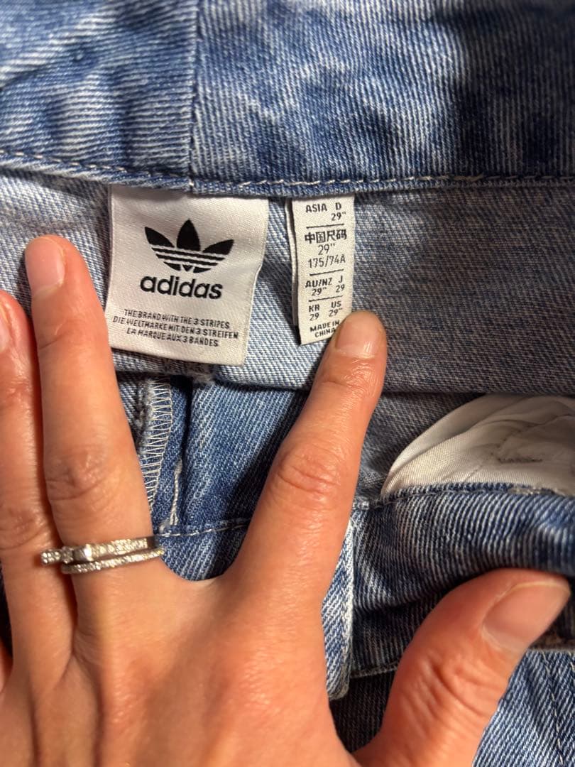 adidas ライトブルーワイドレッグデニム