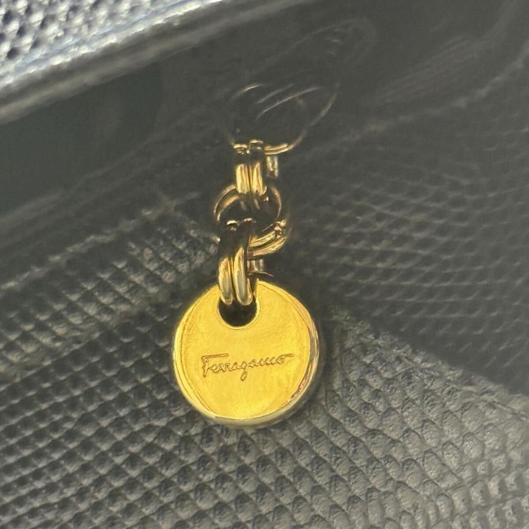 正規品　サルヴァトーレフェラガモ ヴァラ リボン バケット ネイビー　送料無料