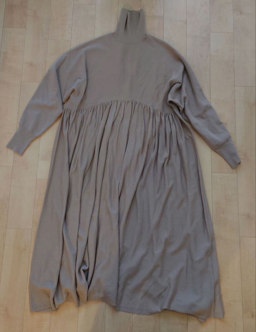 カレンソロジー　ベージュ ウールハイネックギャザー ワンピース　ロングドレス