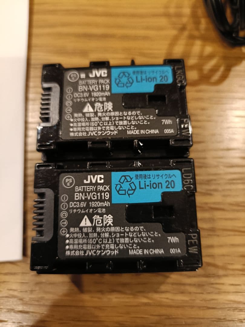 JVC Everio GZ-HM199-B ビデオカメラ本体　バッテリー２個付き