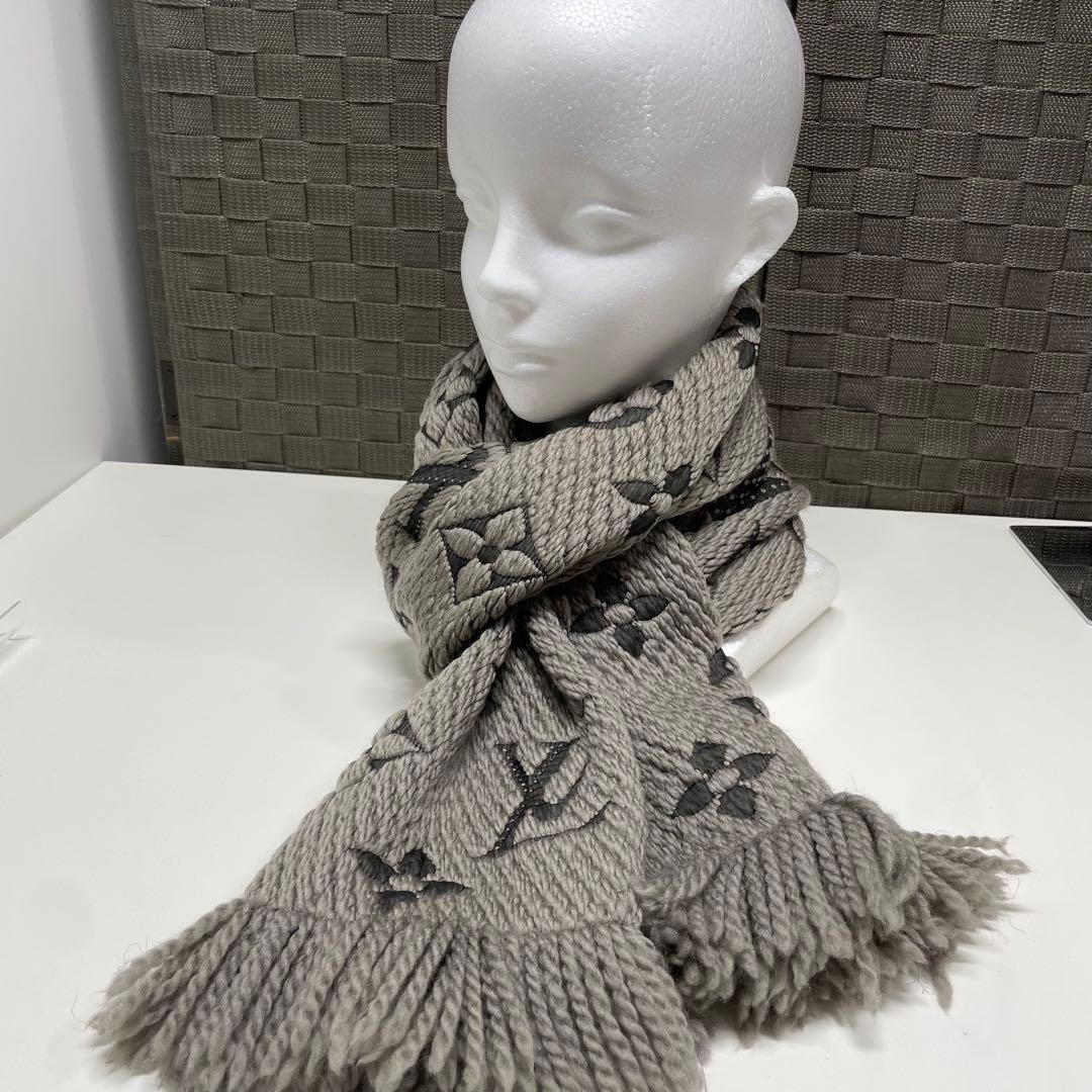 ブ*ん様 LOUIS VUITTON エシャブルロゴマニア　グレー マフラー