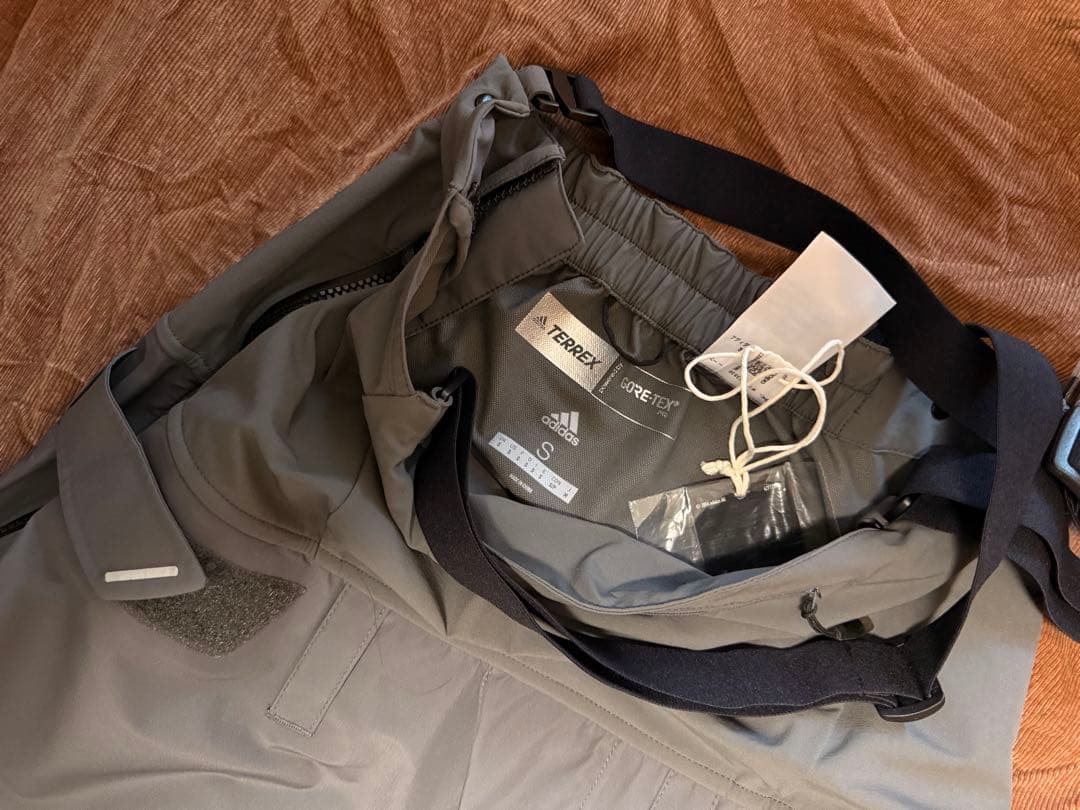 値下げ！adidas GORE-TEX ビブパンツ　スキーorスノーボードウェア