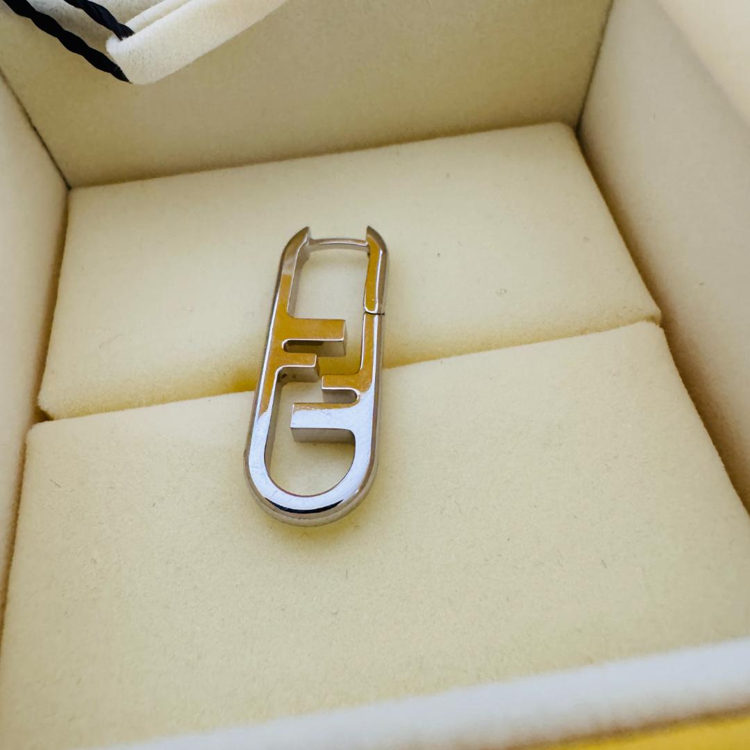 目黒蓮着用　FENDI フェンディ　オーロック　ピアス　シングル　片耳　シルバー