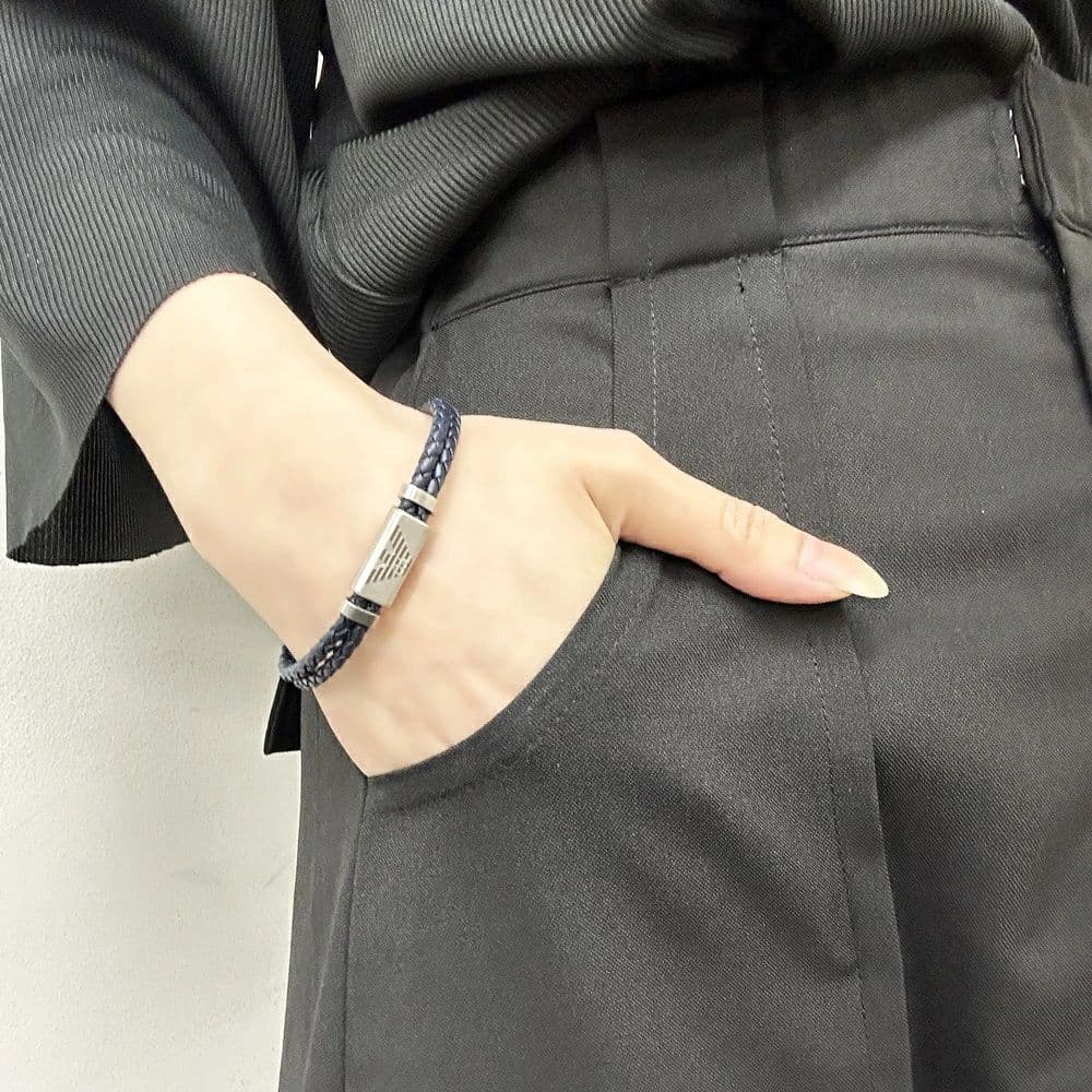 エンポリオアルマーニ レザーブレスレット ネイビー　EGS2995040