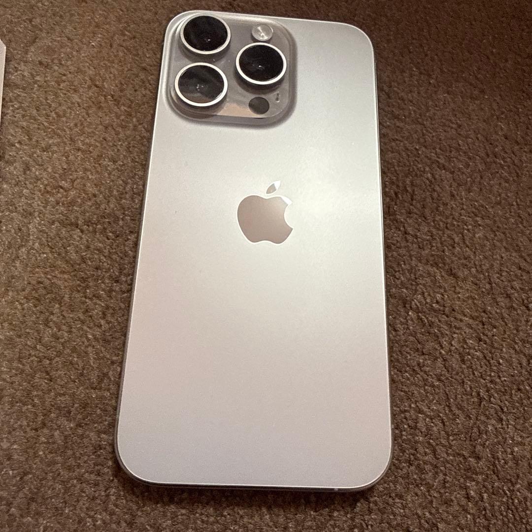 iPhone15pro 本体　ケース付き