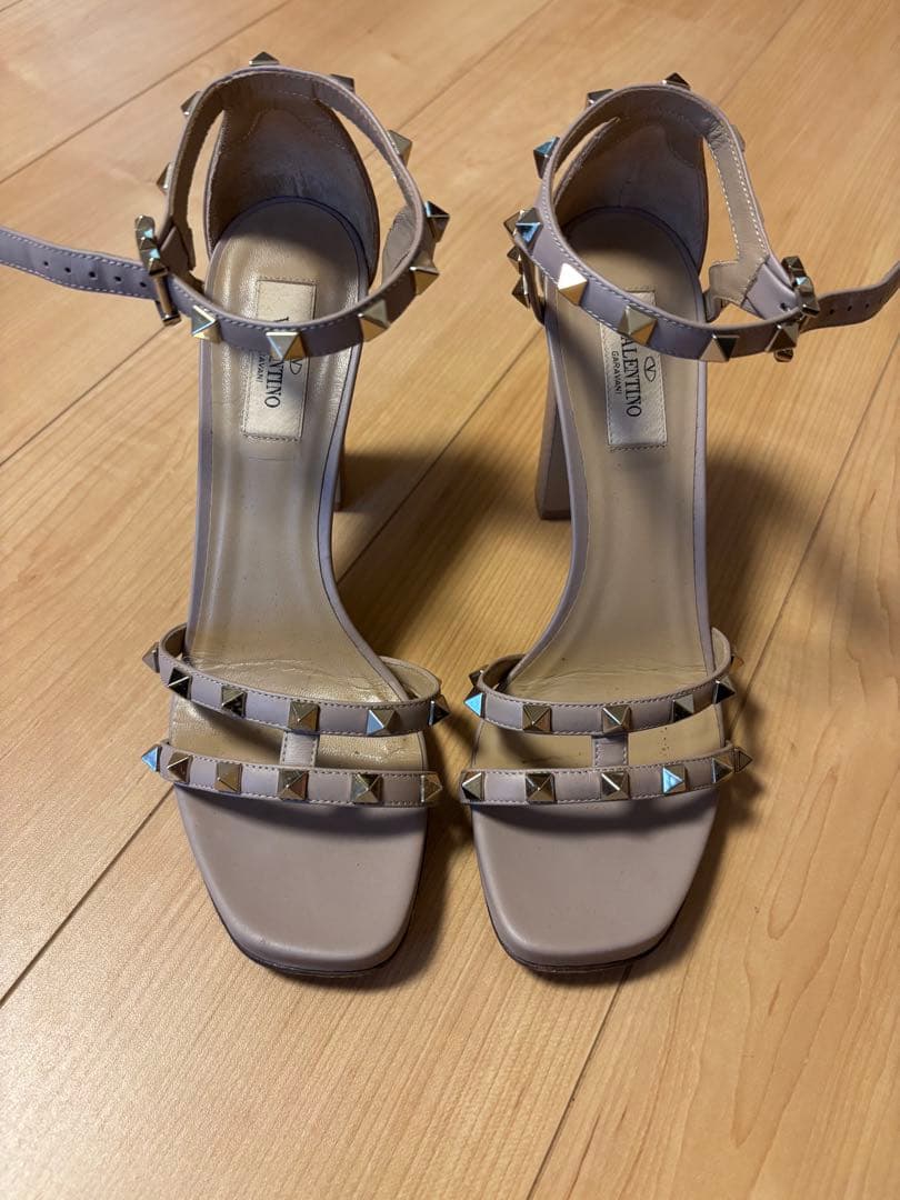 【美品】Valentino スタッズ付きベージュサンダル