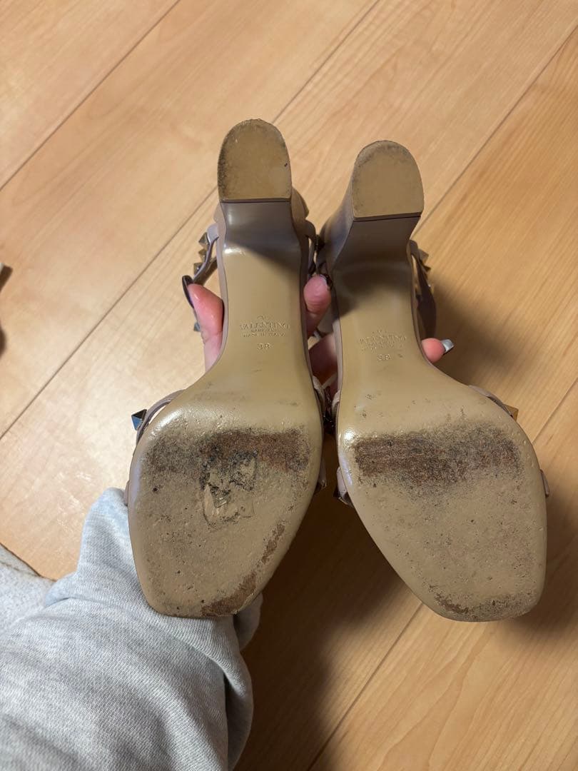 【美品】Valentino スタッズ付きベージュサンダル