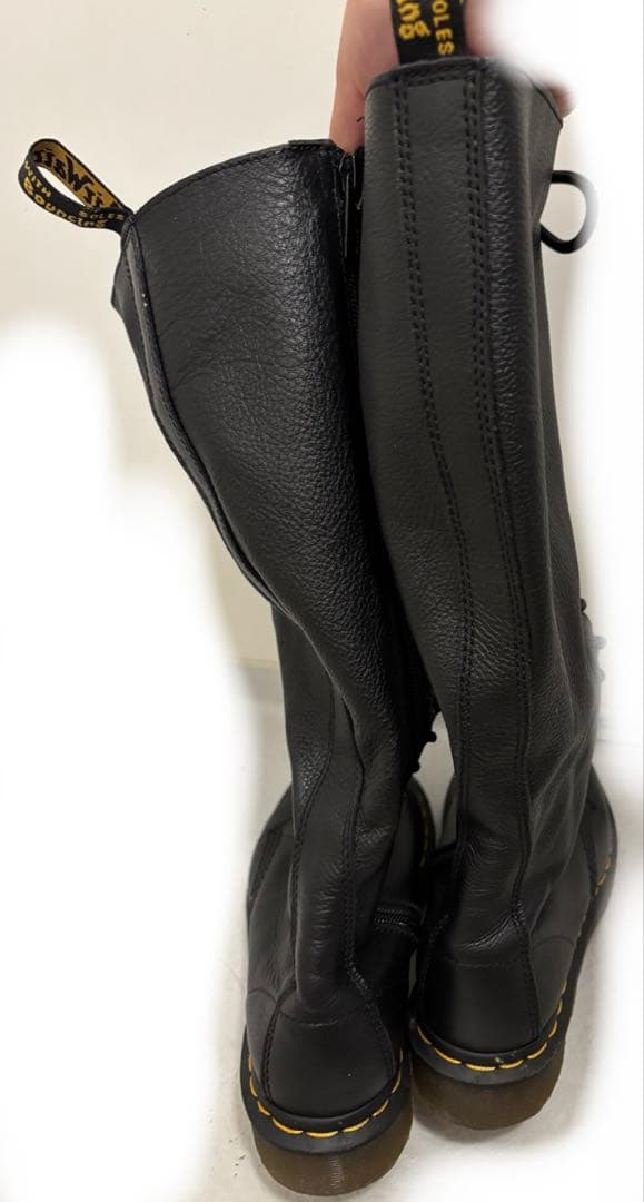 さゆたん⭐︎ ドクターマーチン　20ホール　1B60