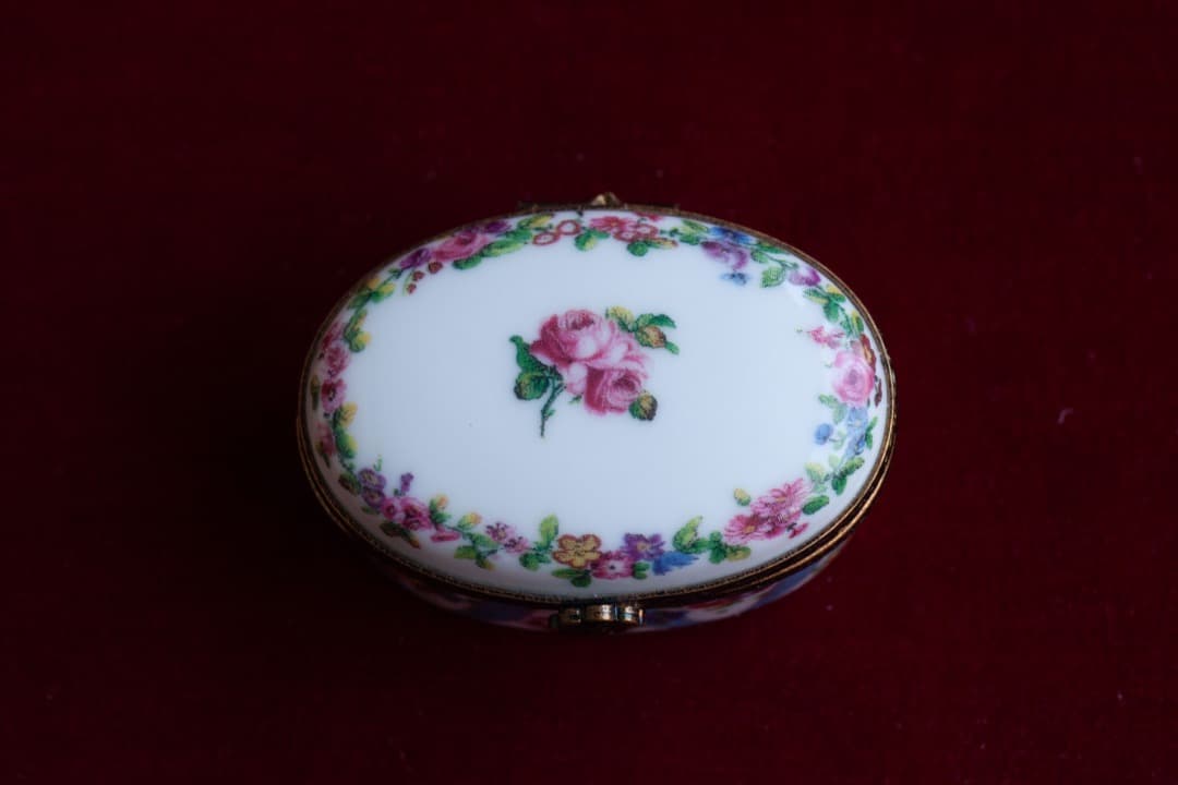 LIMOGES FRANCE　ピルケース　ルイ１６世様式　ガーランド模様