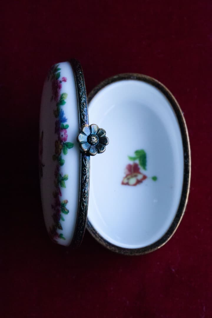 LIMOGES FRANCE　ピルケース　ルイ１６世様式　ガーランド模様