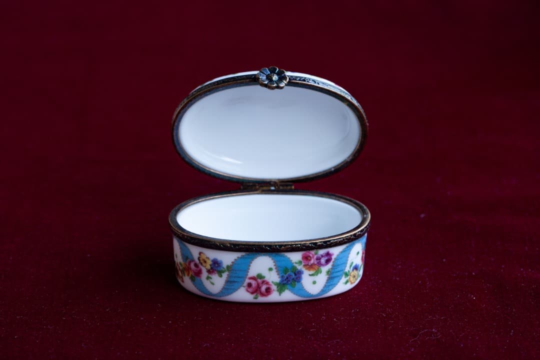 LIMOGES FRANCE　ピルケース　ルイ１６世様式　ガーランド模様