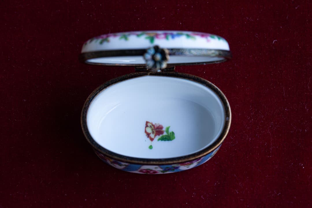 LIMOGES FRANCE　ピルケース　ルイ１６世様式　ガーランド模様