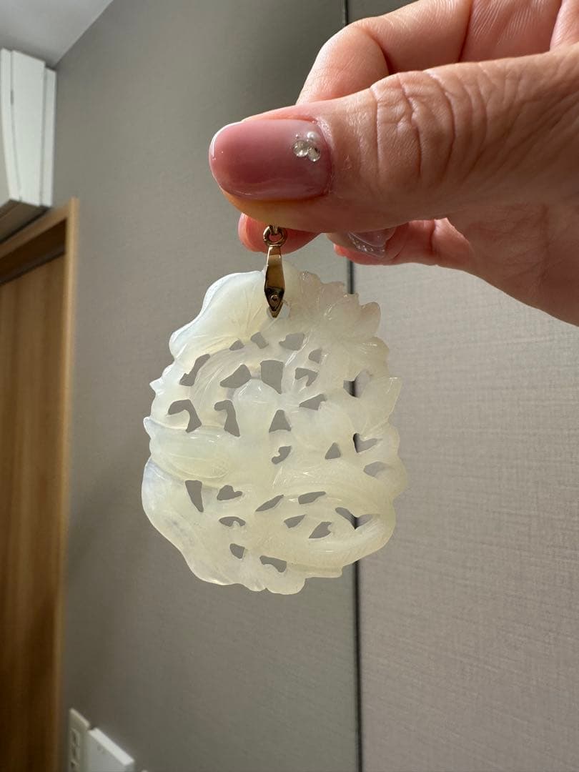 白翡翠　彫刻　ペンダントトップ　k18