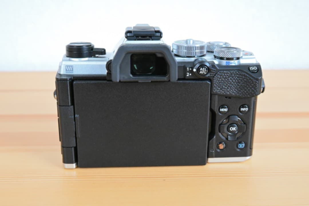 【新品級】OM SYSTEM OM-5 ボディー シルバー