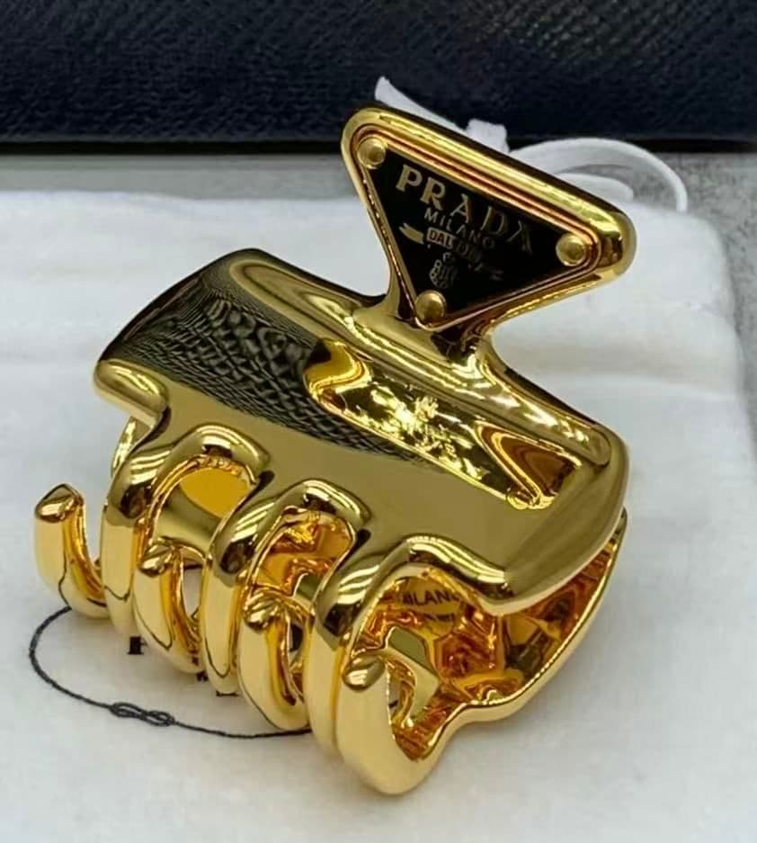 PRADA ゴールド ヘアクリップ 新品同様