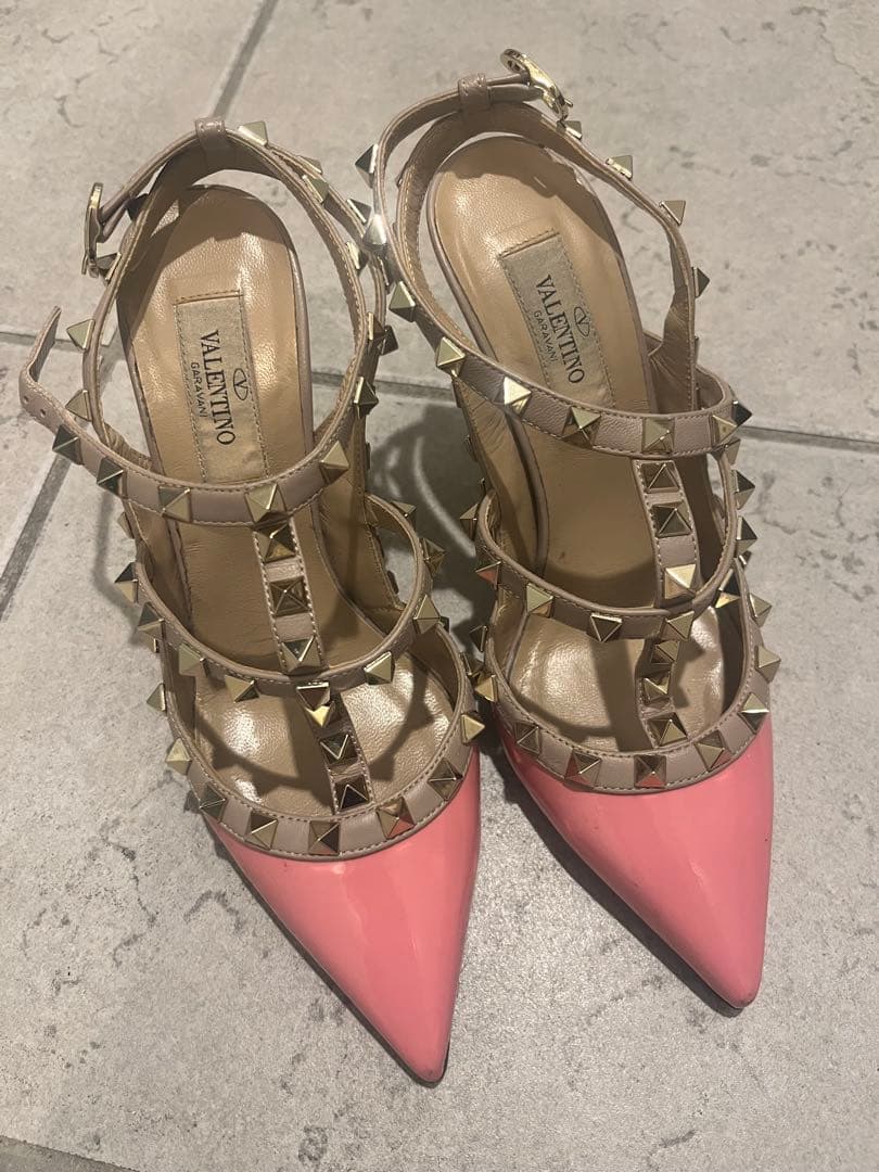 VALENTINO スタッズ付きピンクハイヒール
