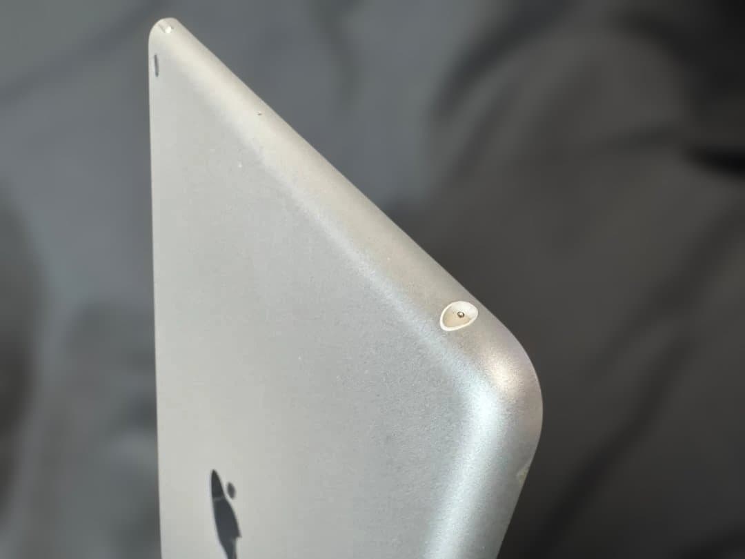 美品 iPad 第6世代 wifiモデル MR7G2J/A A1893