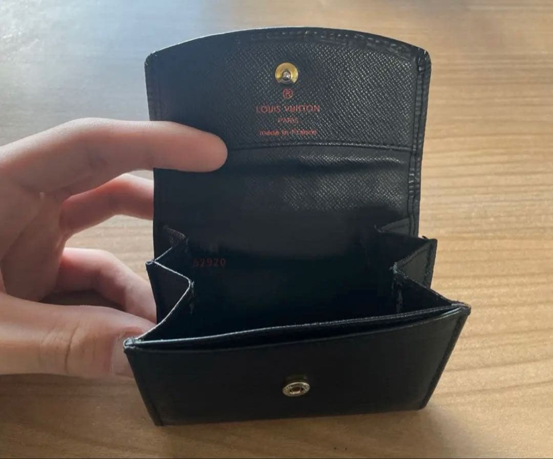 ルイヴィトン　ケース　ブラック　「LV」