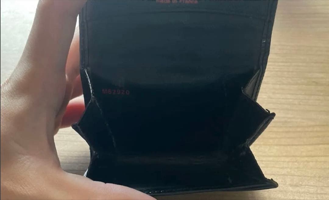 ルイヴィトン　ケース　ブラック　「LV」