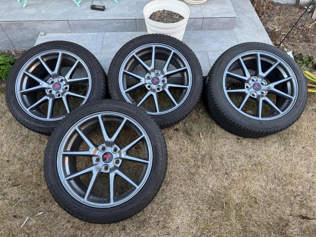 テスラ　モデル３　スタッドレスタイヤセット　１８インチ　TPMSセンサー付き