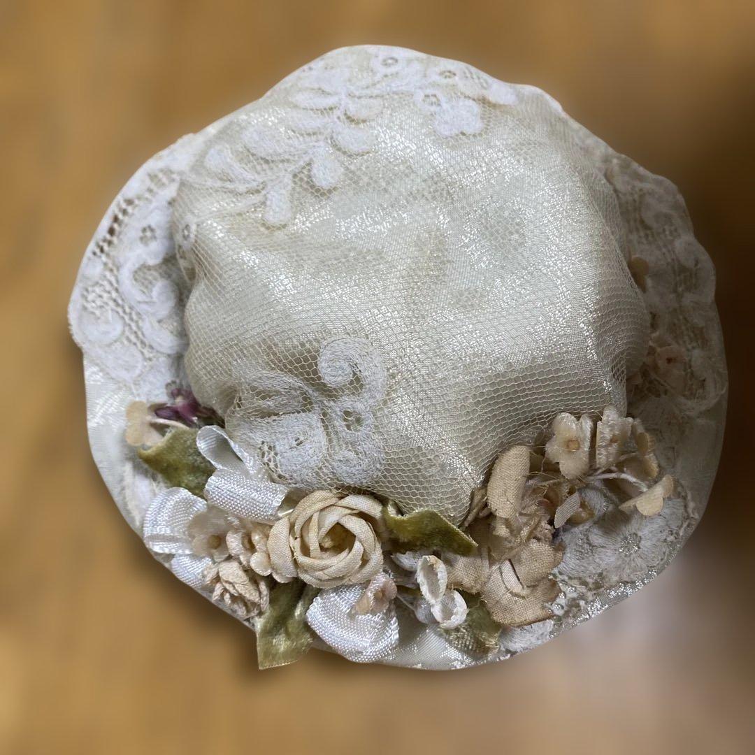 クリーム色のレースドレス人形