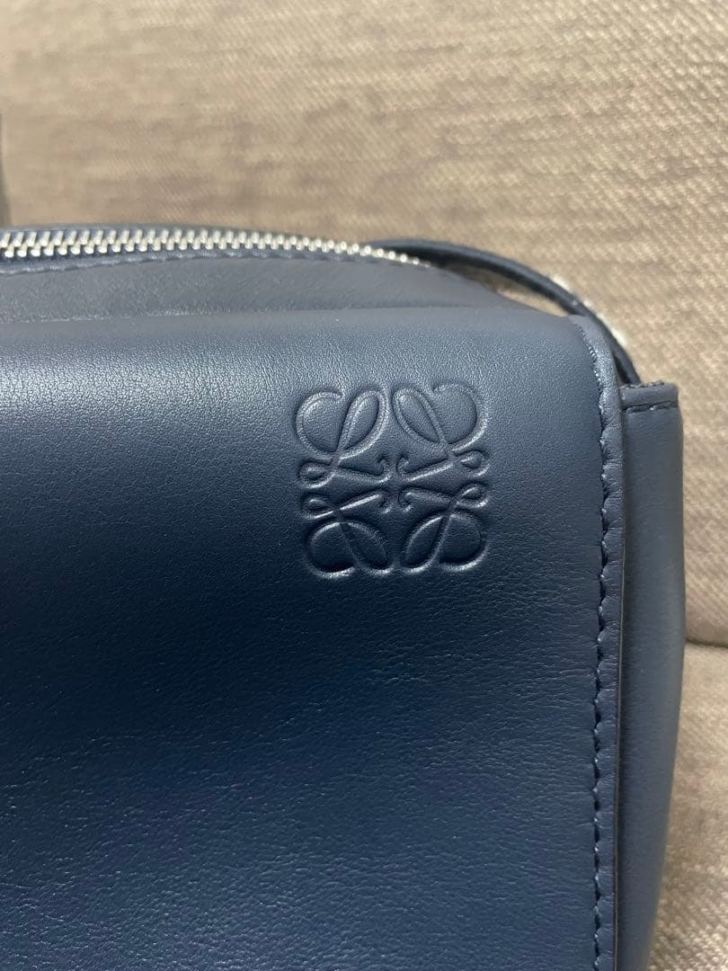 LOEWE ネイビー レザー メッセンジャーバッグ