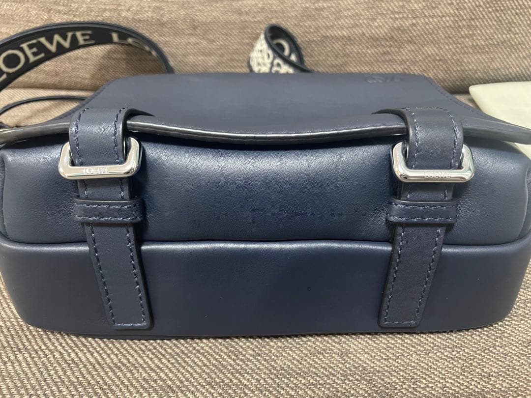 LOEWE ネイビー レザー メッセンジャーバッグ