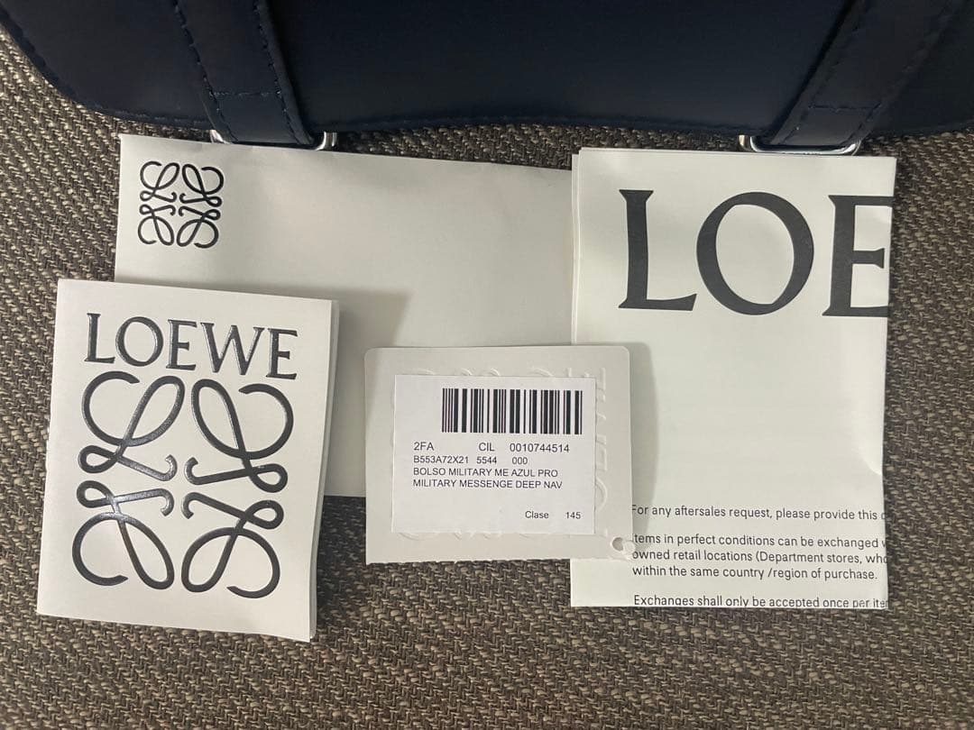LOEWE ネイビー レザー メッセンジャーバッグ